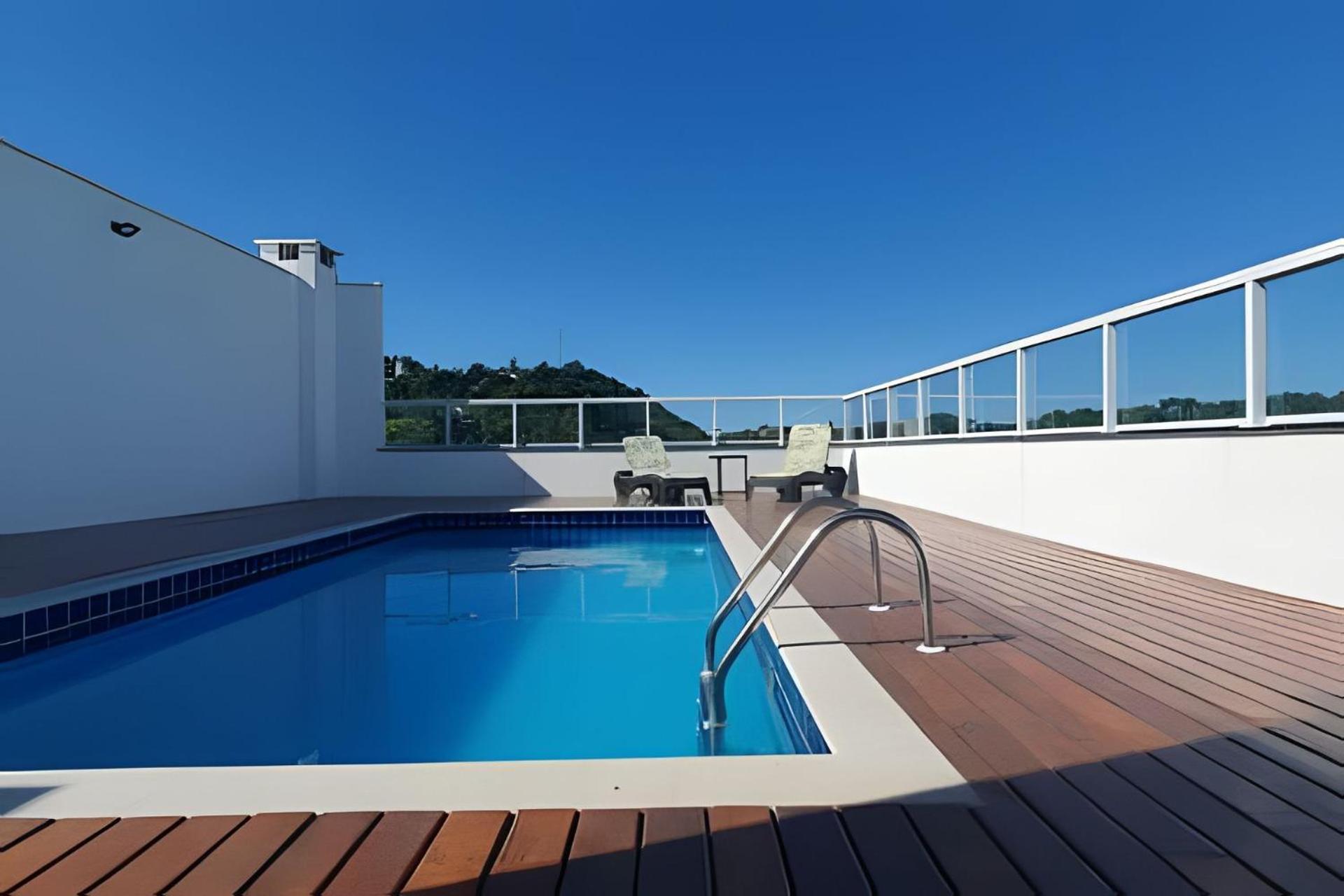 Com Piscina E Duas *