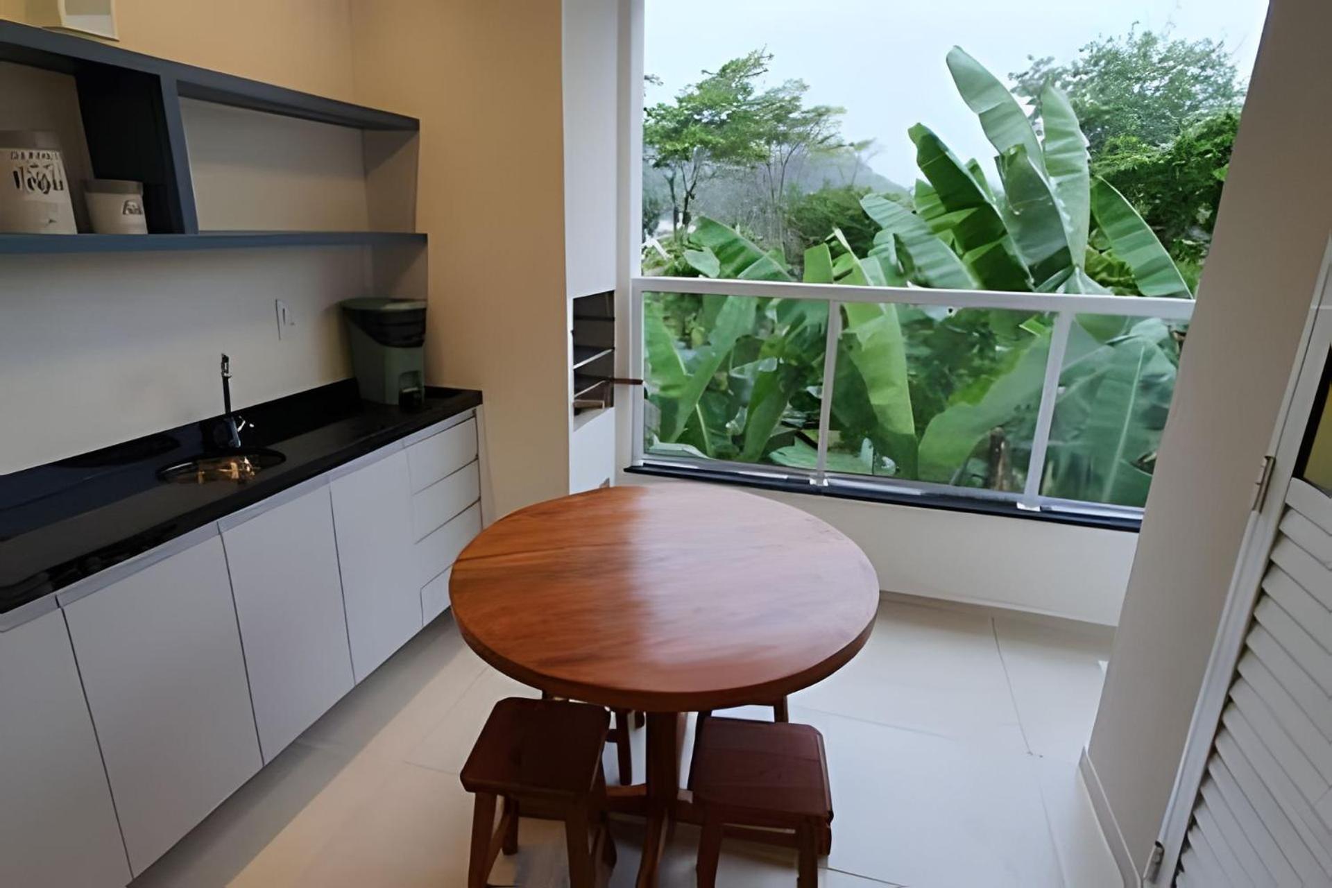 Apartamento Com Piscina E Duas *